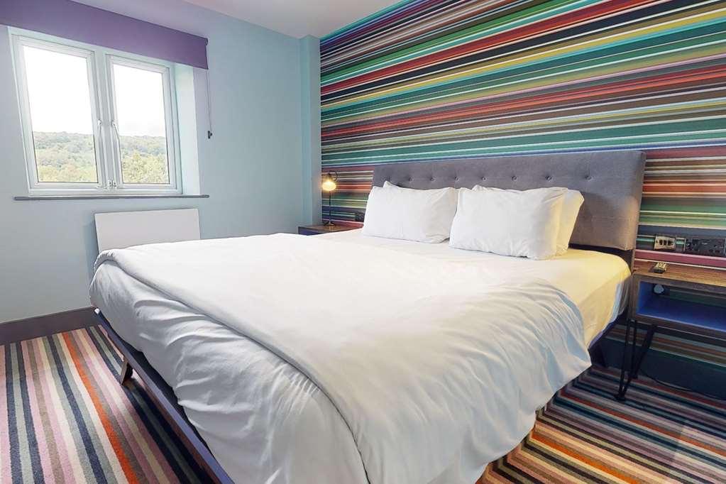 Village Hotel Cardiff Bilik gambar